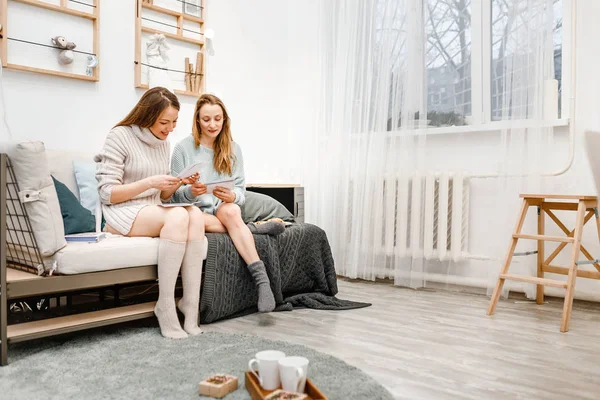 Chicas amigos relajarse y mirando el álbum de fotos en su apartamento — Foto de Stock