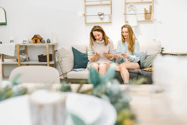 Chicas amigos relajarse y mirando el álbum de fotos en su apartamento — Foto de Stock