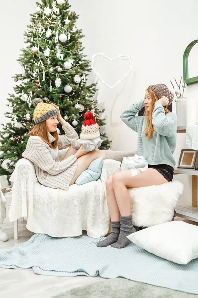 Femmes amies lors de la fête de Noël lors d'une fête en bonnets tricotés, le concept d'amitié et de relations dans la société moderne — Photo