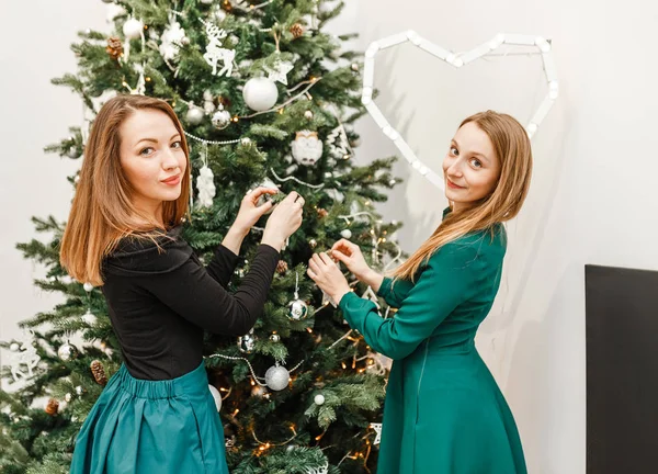 Deux belles filles heureuses amis décoration arbre de Noël — Photo