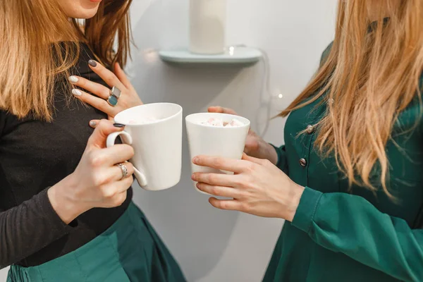 Couple de filles amies s'amuser à la fête du Nouvel An de vacances près de la table de fête — Photo