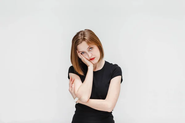 Retrato de una chica triste aislada sobre un fondo blanco — Foto de Stock