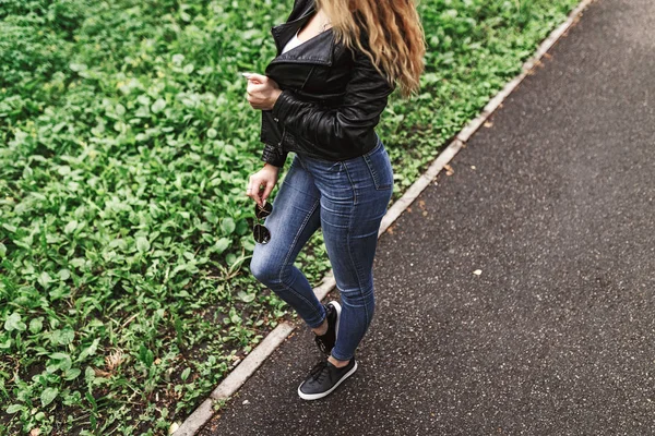 Модная и сексуальная женщина в кожаной куртке и джинсах — стоковое фото