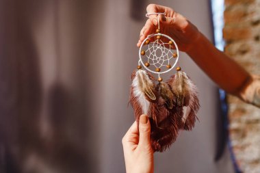 Dreamcatcher duvara tutan el