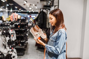 spor ayakkabı ayakkabı seçme ve giyim mağazası, konsept alışveriş rahat satın mutlu genç kadın müşteri