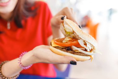 Lokanta mahkemede onun hamburger yeme sağlıklı genç kadın