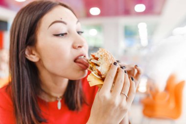 Lokanta mahkemede onun hamburger yeme sağlıklı genç kadın