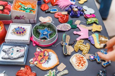 Vitrinde boncuk ile el yapımı broş