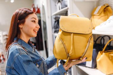 Seçme deri çanta ve sırt çantaları, moda aksesuarları ve konsept alışveriş Dükkanı kadında