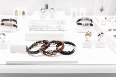 garnet takı Deri bileklik ve yüzük mağaza penceresinde olan sayaç