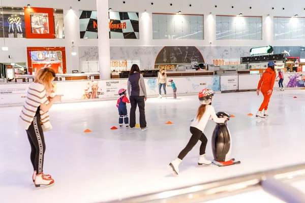 21 FEBBRAIO 2018, MEGA MALL, UFA, RUSSIA: I bambini del pattinaggio su ghiaccio indoor nel moderno centro commerciale — Foto Stock