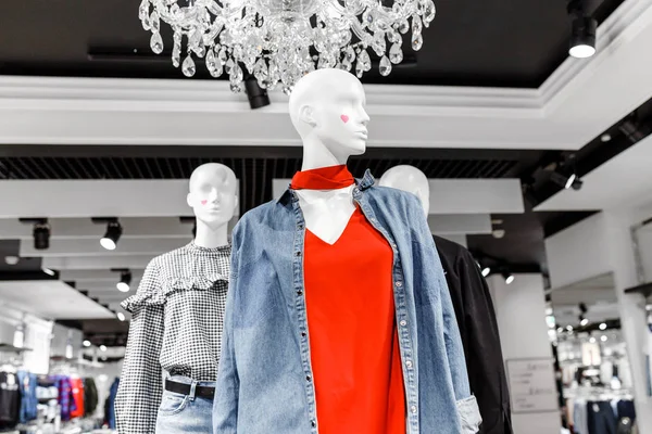 Манекен в модной одежде в современном торговом центре — стоковое фото