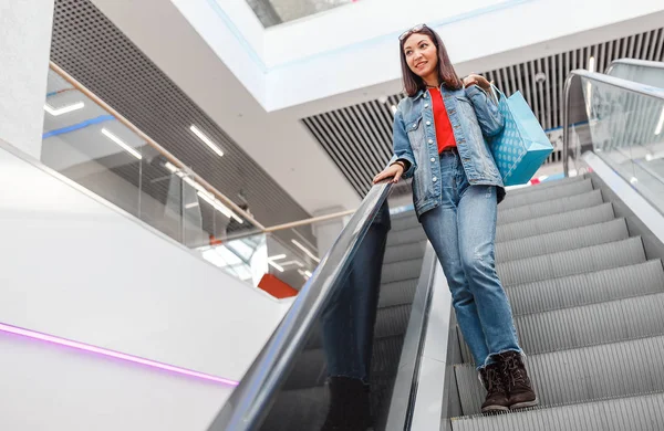 Жінка клієнт на Escalator в торговому центрі — стокове фото