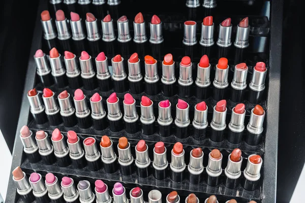 23 lutego 2018, Ultra Mall, Ufa, Rosja: szminki Mac Cosmetics na sprzedaż na wystawie w centrum handlowym — Zdjęcie stockowe