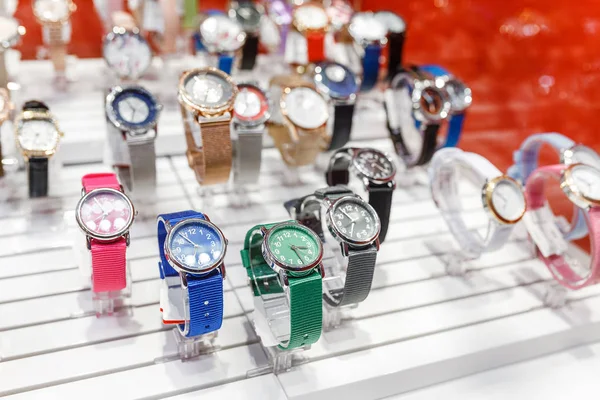 Компонування багатьох барвистих наручних годинників для жінки у вікні магазину — стокове фото