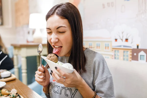 Kobieta jedzenie lodów w restauracji — Zdjęcie stockowe
