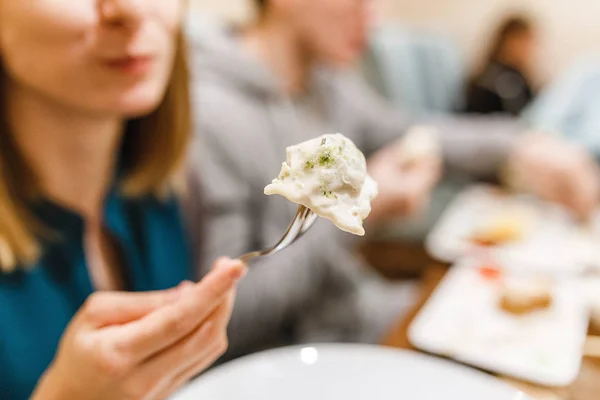 Young woman eating Tortellini ravioli and dumplings in restaurant — Stock Photo, Image