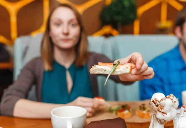 Žena s lososem sandwitch v restauraci — Stock fotografie