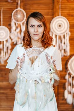 Güzel kadın boho gelin beyaz vintage elbise rüya yakalayıcı, büyü ve stilize düğün kavramı ile