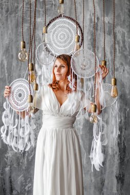 Güzel kadın boho gelin beyaz vintage elbise rüya yakalayıcı, büyü ve stilize düğün kavramı ile