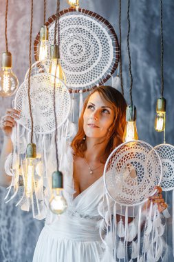 Güzel kadın boho gelin beyaz vintage elbise rüya yakalayıcı, büyü ve stilize düğün kavramı ile