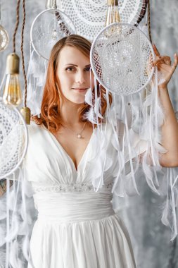 Güzel kadın boho gelin beyaz vintage elbise rüya yakalayıcı, büyü ve stilize düğün kavramı ile