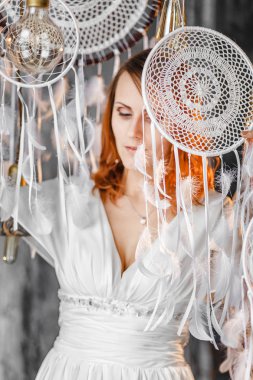 Güzel kadın boho gelin beyaz vintage elbise rüya yakalayıcı, büyü ve stilize düğün kavramı ile