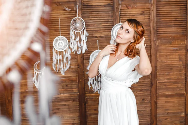 Hermosa mujer boho novia en vestido vintage blanco con atrapasueños, concepto de ocultismo y boda estilizada — Foto de Stock