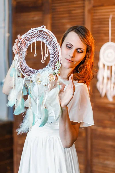 Hermosa mujer boho novia en vestido vintage blanco con atrapasueños, concepto de ocultismo y boda estilizada — Foto de Stock