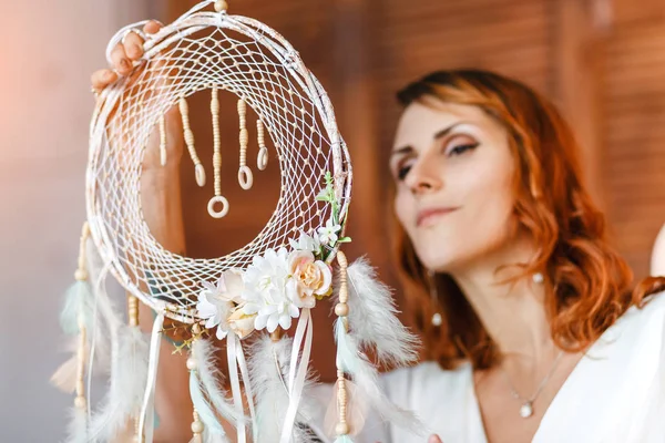 Retrato de una hermosa chica con atrapasueños tradicional nativo americano, boho y concepto esotérico — Foto de Stock