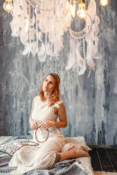 Kadın Efendi onu atölye, el yapımı boho dekorasyon ve büyülü hazırlanmış tasarım konsepti bir muska dreamcatcher oluşturur