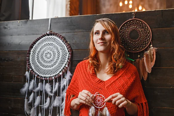 Женщина-мастер создает амулет ловца снов в своей мастерской, ручной работы boho украшения и магический дизайн концепции — стоковое фото