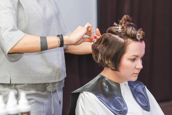 Coiffeur professionnel peigner les cheveux de la femme dans le salon, gros plan — Photo