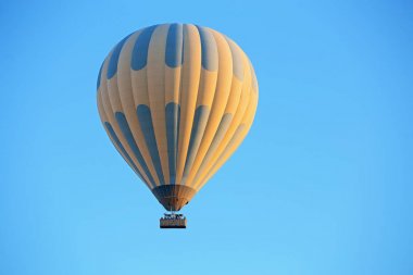 Sıcak hava balonları mavi gökyüzü, etkin boş veya macera bir rüya kavramının.