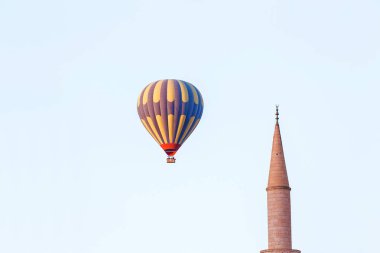 Türkiye'de muhteşem Camii üzerinde uçan sıcak hava balonu