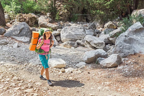 Žena cestovatel s batohem chodí po horské stezce oblast Lycian stezka v Turecku — Stock fotografie