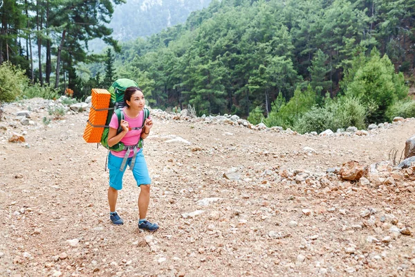 Mujer viajera con una mochila pasea por el sendero de montaña por Lycian Trail en Turquía — Foto de Stock