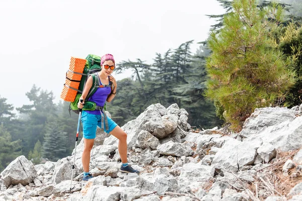 Mujer viajera con una mochila pasea por el sendero de montaña por Lycian Trail en Turquía — Foto de Stock