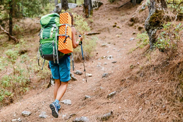 Mujer viajera con una mochila pasea por el sendero de montaña por Lycian Trail en Turquía — Foto de Stock