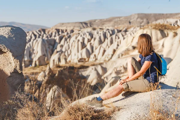 Joven mujer feliz viajero solo senderismo con mochila en el valle de Capadocia, Turquía — Foto de Stock