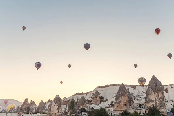 Goreme, Kappadokien, Türkei - 24. September 2017: Heißluftballons fliegen über der fantastischen Landschaft Kappadokiens — Stockfoto