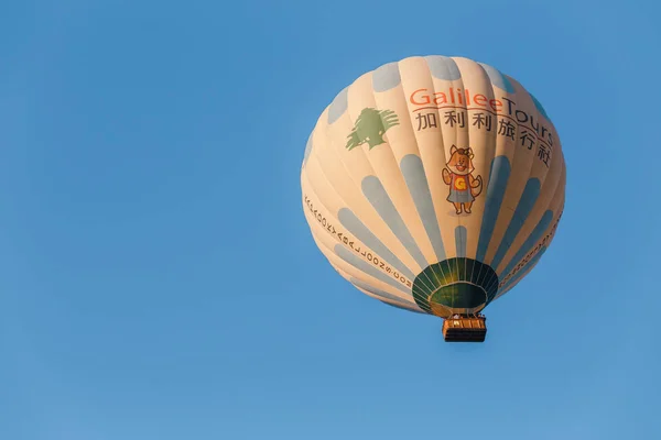 Goreme, Cappadocia, Turkiet - 24 September 2017: varmluftsballonger i den blå himlen — Stockfoto
