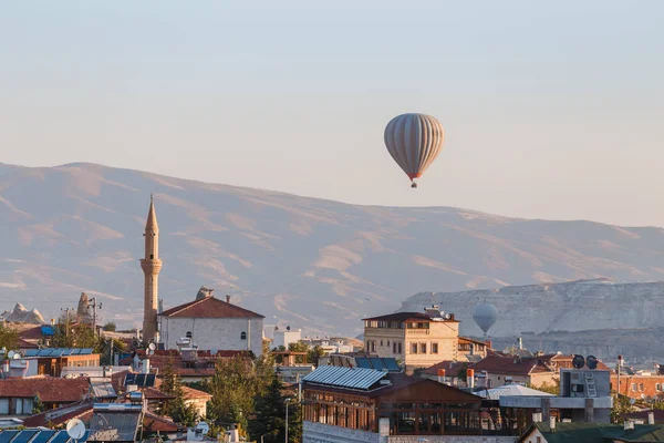 GOREME, CAPPADOCIA, TURQUÍA - 24 DE SEPTIEMBRE DE 2017: Globos de aire caliente volando sobre el fantástico paisaje escénico de Capadocia — Foto de Stock