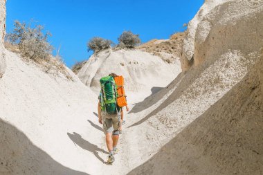 Kapadokya Rose vadisinde sırt çantası ile genç mutlu kadın gezgin yalnız hiking