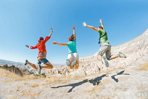 Drei junge Freunde springen und Spaß haben in Kappadokien, Türkei — Stockfoto