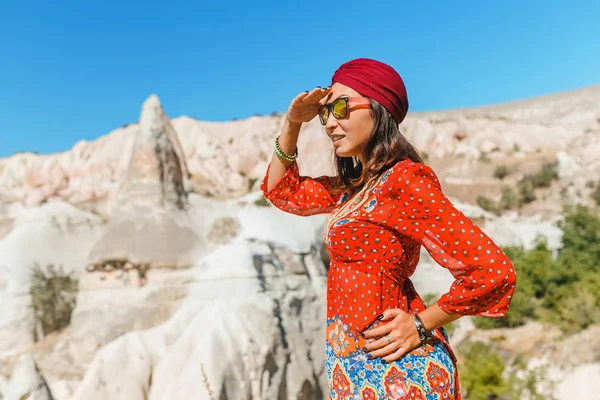 Mladá žena cestovat v poušti Blízkého východu — Stock fotografie