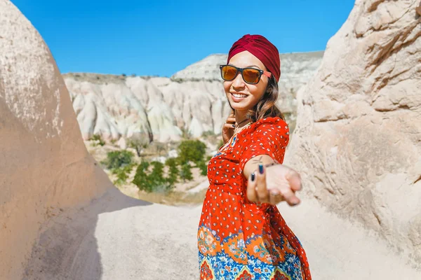 Азиатка путешественница в пустыне Ближнего Востока в национальной одежде с тюрбаном, следуйте за мной — стоковое фото