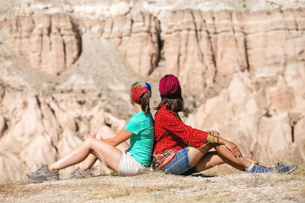 Kadın arkadaşlar Kapadokya, Türkiye'de ünlü turizm, seyahat — Stok fotoğraf