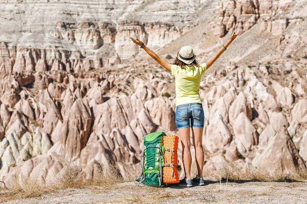 Ung glad kvinna traveler ensam vandring med ryggsäck i dalen av Kappadokien, Turkiet — Stockfoto