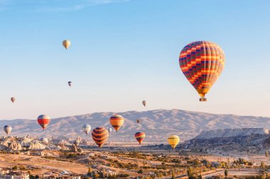 Kapadokya Göreme City kayalık manzara üzerinde uçan birçok sıcak hava balonları